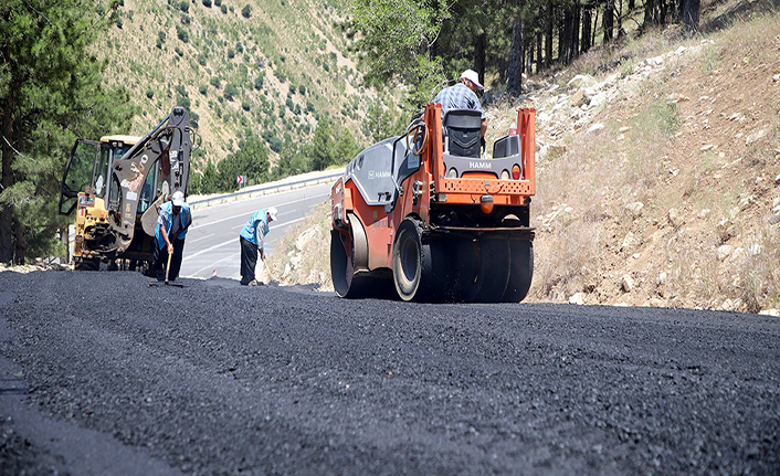 Kırsal mahallelerde asfalt çalışmaları tüm hızıyla devam ediyor