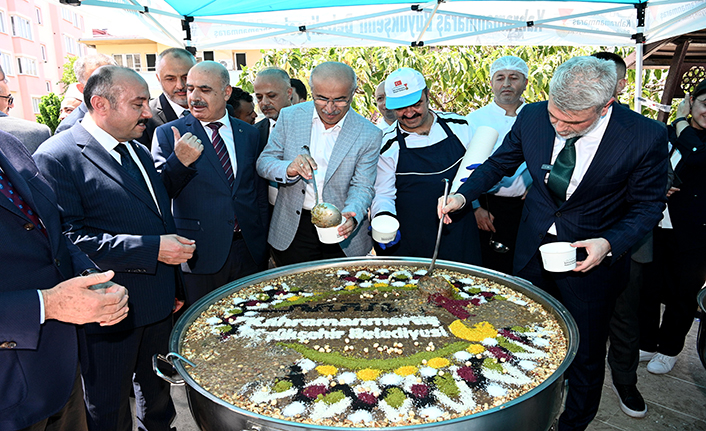 Büyükşehir’den 7 bin kişiye aşure ikramı