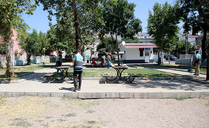 Dulkadiroğlu Belediyesi'nden Namık Kemal Mahallesinde parklarda temizlik çalışması