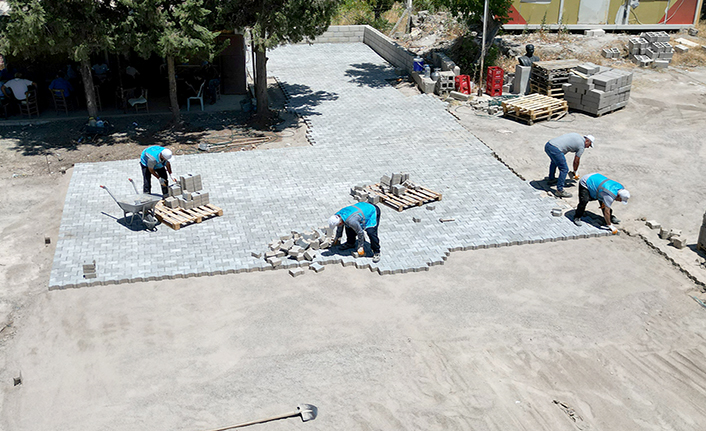 Dulkadiroğlu Fen İşleri Ekiplerinden Çokyaşar Mahallesinde kilit parke çalışması