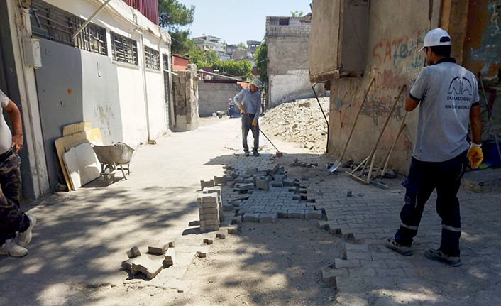 Kayabaşı Mahallesi'nde parke tadilat çalışmaları sürüyor