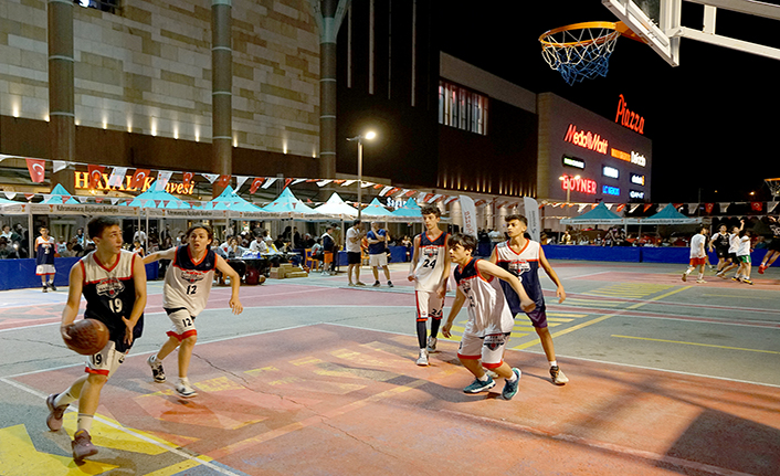 Basketbol yıldızları kupalarına kavuştu