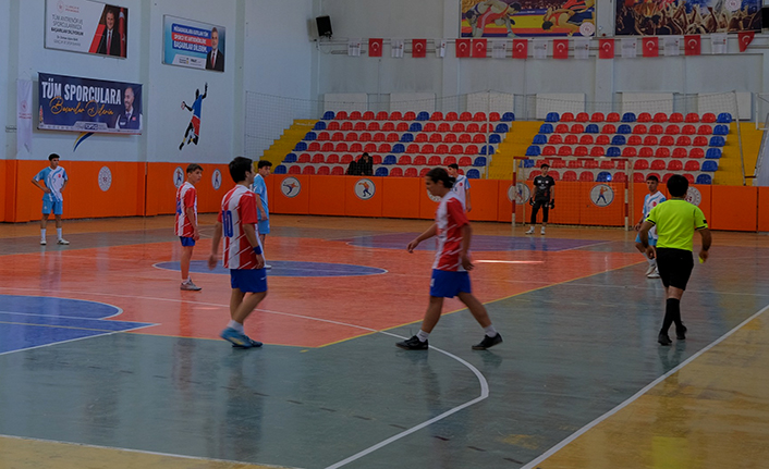 Onikişubat Belediyesi’nin Cumhuriyet Spor Şöleni’nde futsal heyecanı başladı