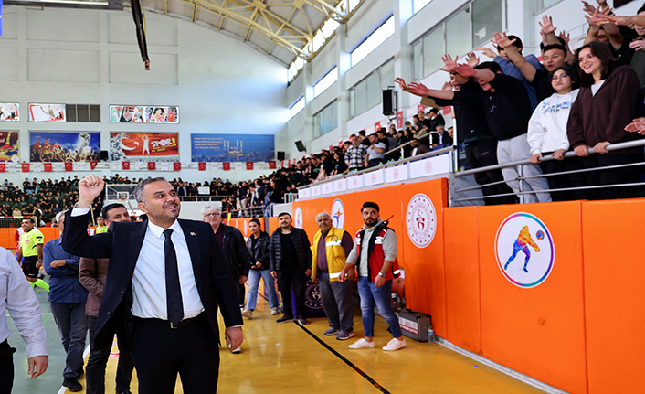 Toptaş, Cumhuriyet Spor Şöleni futsal finalini izledi