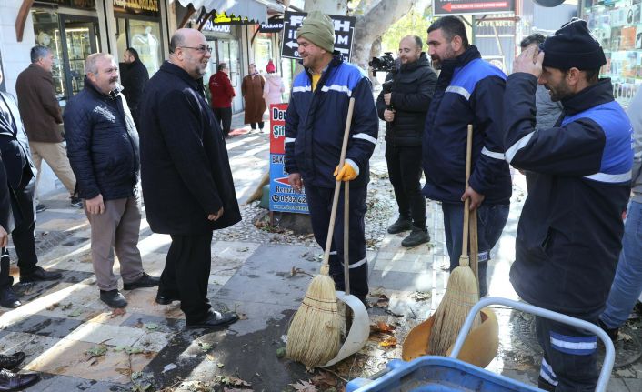 Akpınar, fırtınadan etkilenen esnafı ziyaret etti