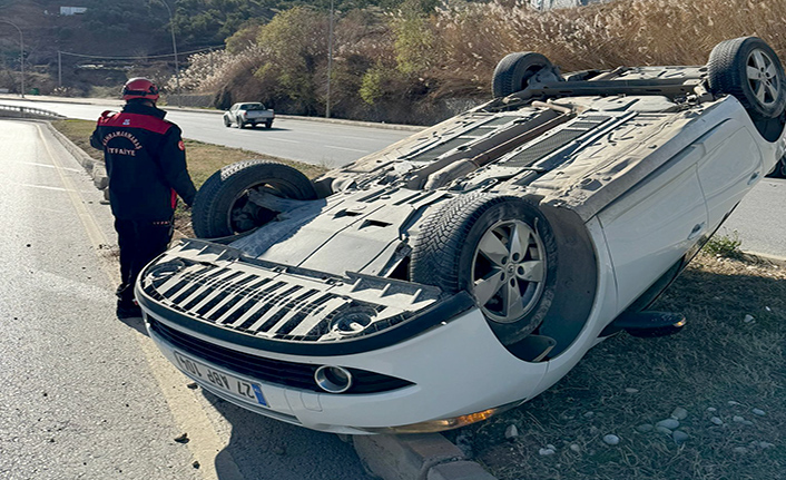 Kahramanmaraş’ta ters dönen araçtan yara almadan kurtuldu