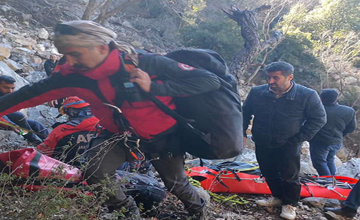 Kayalıklardan düşen kişi hayatını kaybetti