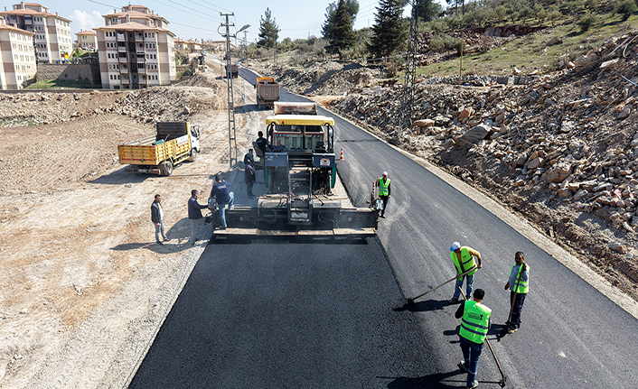 Büyükşehir Türkoğlu’nda arterleri bir bir yeniliyor