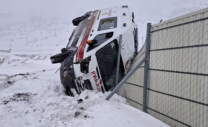 Kahramanmaraş’ta ambulans kaza yaptı: 3 yaralı