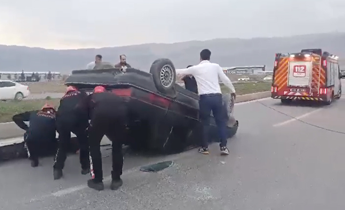 Kahramanmaraş’ta seyir halindeki otomobil ters döndü