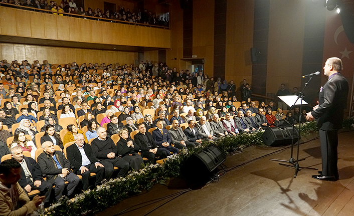 Özhan, seslendirdiği eserlerle gönüllere dokundu