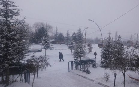 EKİNÖZÜ’NDE KAR NEDENİYLE KAPANAN YOLLAR AÇILDI.