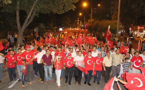 GENÇLİK DEMOKRASİ MEŞ'ALESİNİ YAKTI