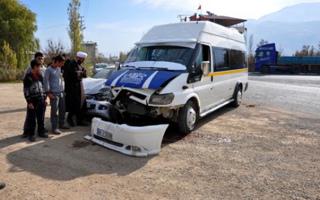 KAHRAMANMARAŞ'IN ELBİSTAN İLÇESİNDE TRAFİK KAZASI