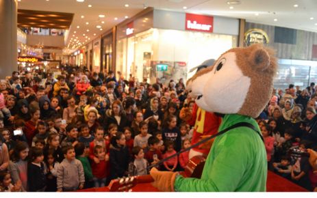 MİNİKLER, ALVİN VE ARKADAŞLARI İLE EĞLENCEYE DOYDU