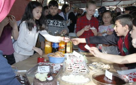 ÖĞRENCİLER VE VELİLER OKUL YARARINA KERMES DÜZENLENDİ