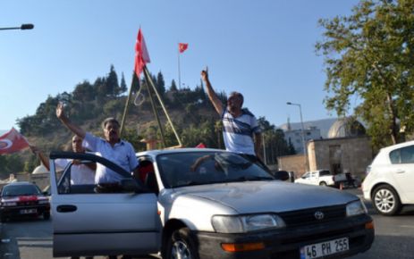 OTOMOBİLİN ÜZERİNE DARAĞACI KURDULAR