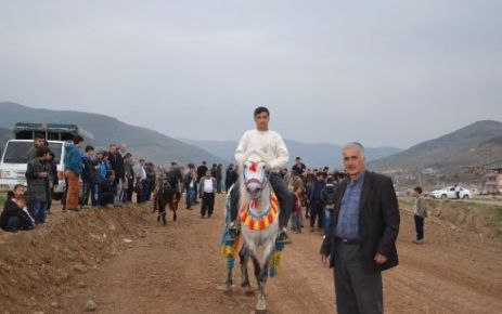 TÜRKOĞLU İLÇESİNDE AT YARIŞI 