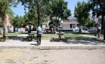 Dulkadiroğlu Belediyesi'nden Namık Kemal Mahallesinde parklarda temizlik çalışması