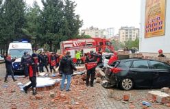 Kahramanmaraş’ta okulun çatı duvarı uçtu: 3 yaraladı