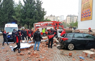 Kahramanmaraş’ta okulun çatı duvarı uçtu: 3 yaraladı